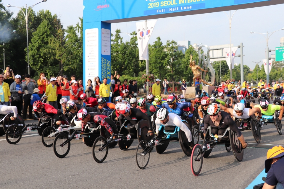 제27회 서울국제휠체어마라톤대회 풀 코스 마라톤 선수들이 출발하고 있다.