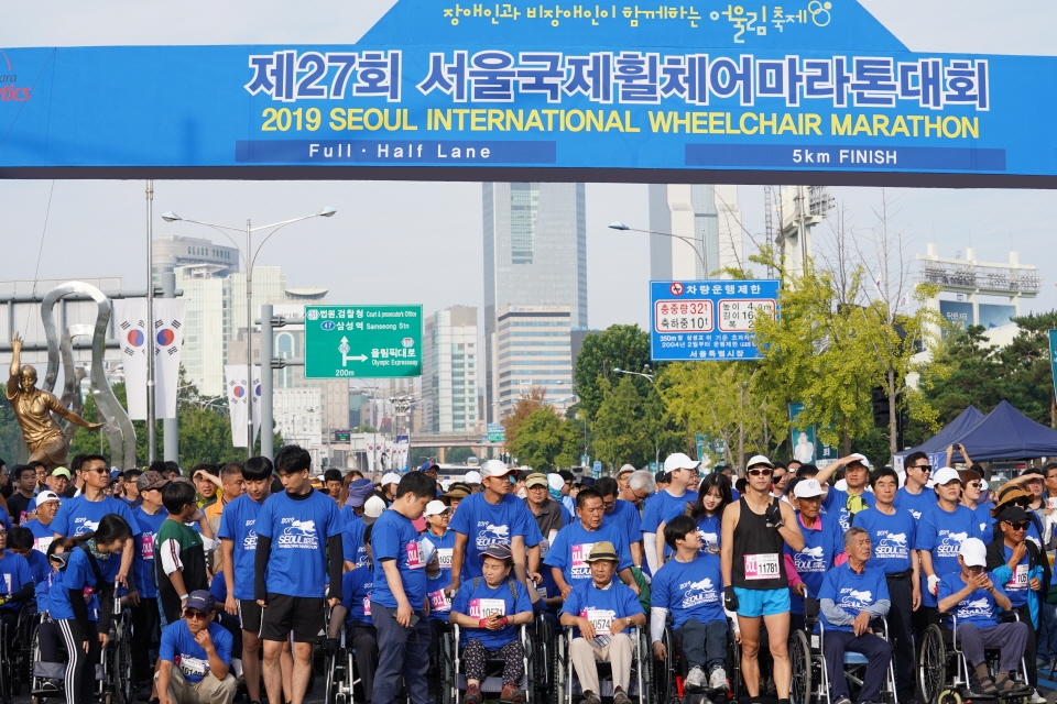 장애인과 비장애인이 함께하는 5Km 어울림 마라톤, 2,700여명의 많은 참가자들이 함께 뛰었다. ©소셜포커스