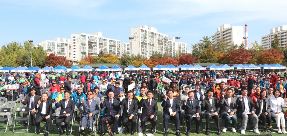 ‘제27회 서울시 장애인한마음체육대회’에 참석한 내빈들과 회원들이 기념촬영을 하는 모습. ⓒ 소셜포커스