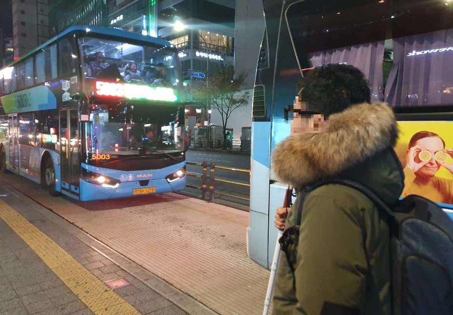 지난 4일 시각장애인 류 모씨(34)가 서울 강남역 버스정류장에서 퇴근길 버스를 기다리고 있다. 버스가 한번에 여러 대 오는 경우 타야 할 버스를 알아차릴 수 없는 류 씨는 근처 시민에게 도움을 청해 버스에 오를 수 있었다. © News1