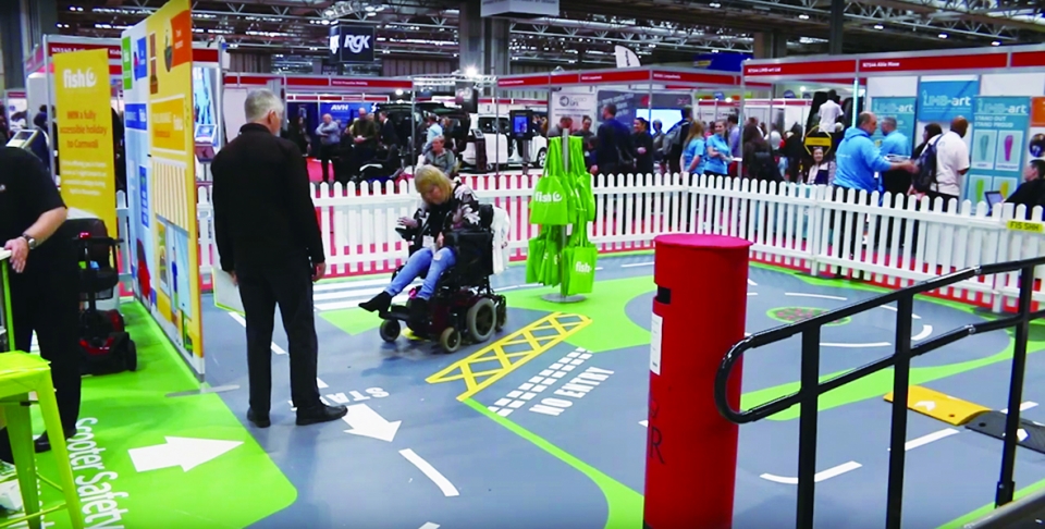 영국의 보험사가 장애인 보험 상품 홍보를 위해 휠체어운행 체험존을 운영하는 모습.