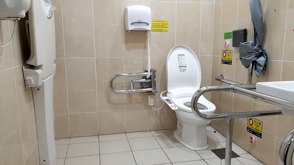 장애인 편의시설이 잘 갖추어진 화장실 ⓒ소셜포커스