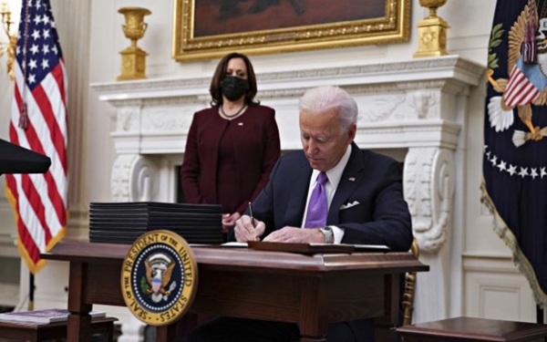 코로나 사태에 직면하여 행정 명령을 내리고 있는 조 바이든 미국 대통령(출처 : Disabilityscoop)