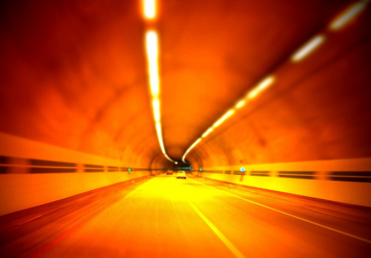 주황색 램프로 밝힌 터널내부 (출처 구글이미지)