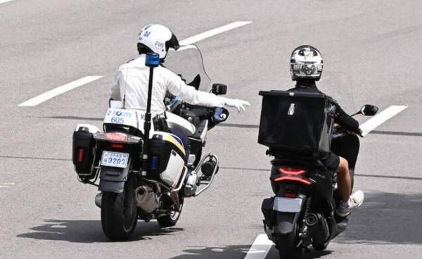 오토바이를 단속하는 교통경찰(출처 구글이미지)