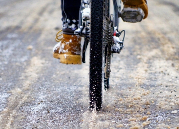 겨울 자전거타기는 라이더에 어려운 운동환경이다(출처 구글이미지)