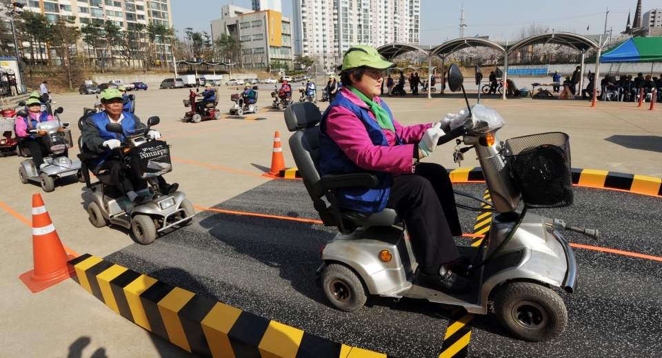 전동휠체어 이용자들이 교통안전 교육을 받고 있다.