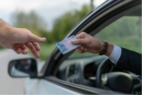 교통법규위반으로 면허증을 제시하는 운전자(pixabay)