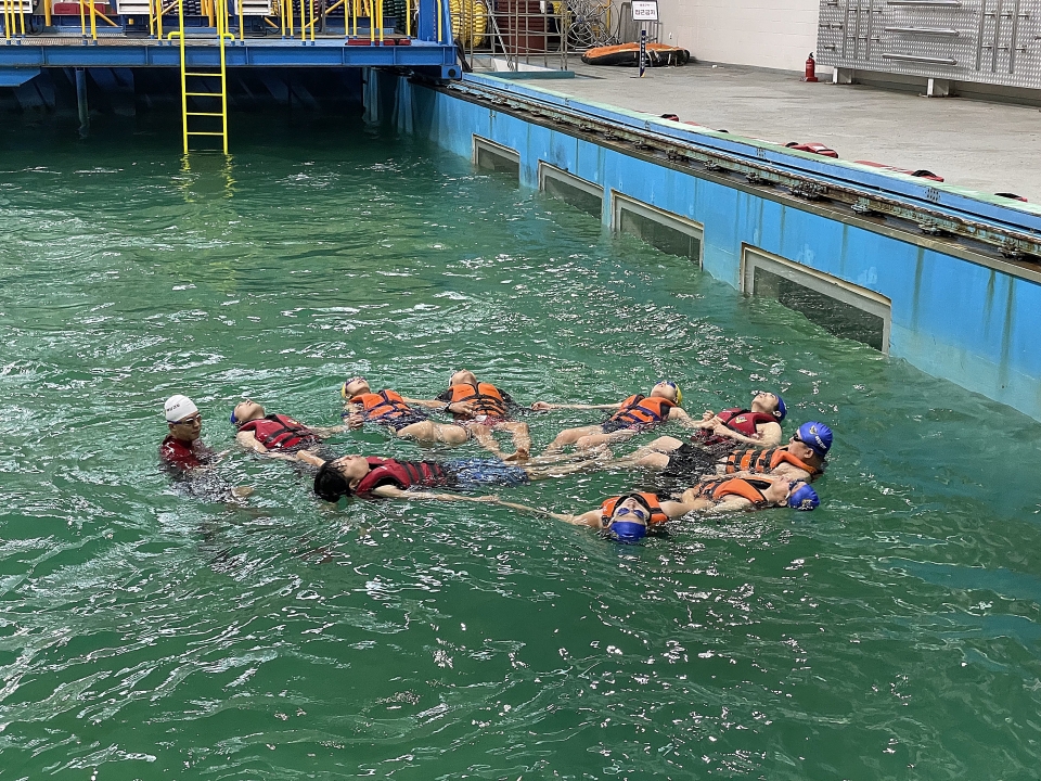 지난해 8월 전남 여수시 해양경찰교육원에서 초등교원 생존수영 역량을 키우는 직무연수 교육이 진행됐다. 사진은 바다 조류를 구현한 환경에서 단체 생존수영 대응법을 배우는 모습이다.