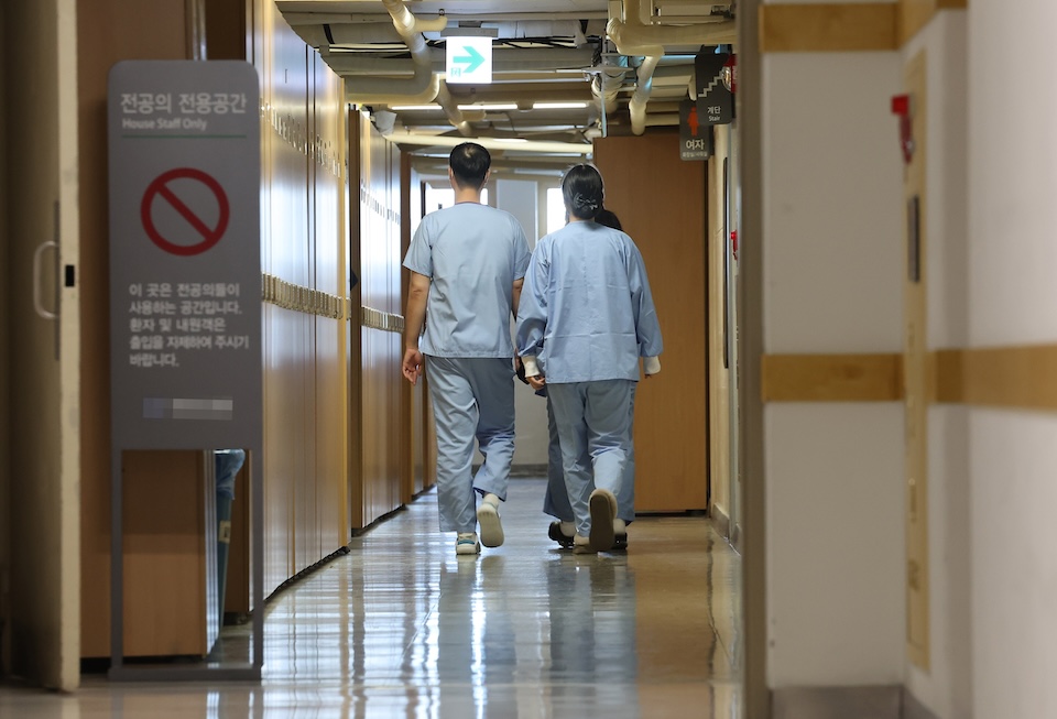 16일 오전 서울의 한 병원 전공의 전용공간에서 의료진이 이동하고 있다.